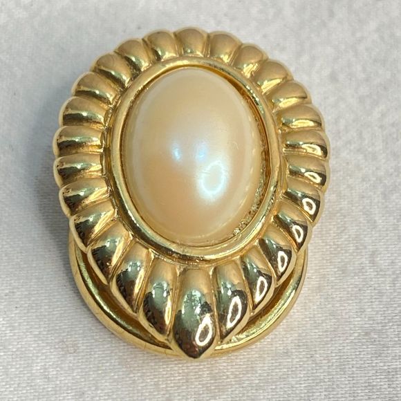 Scarf Ring Scalloped Gold Tone Frame With Central Imitation Oval Pearl - Picture 1 of 6